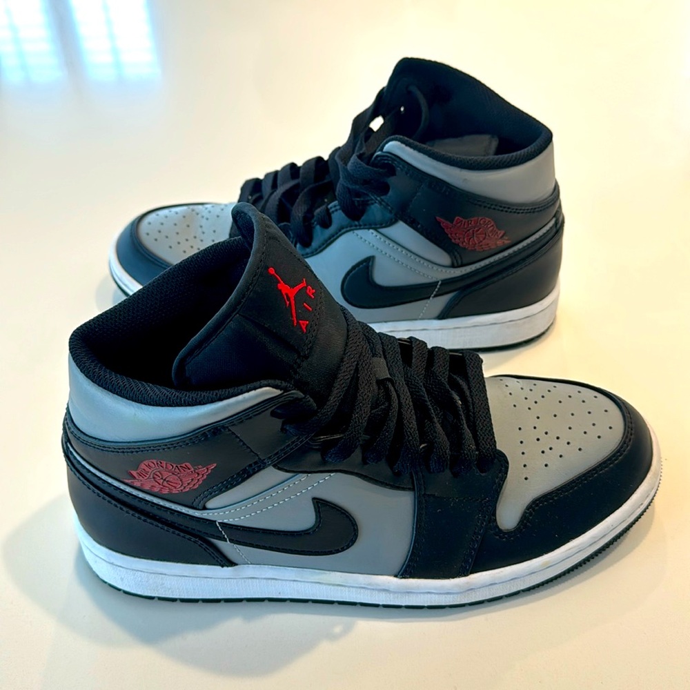 Nike Air Jordan 1 Mid in Shadow Red size Men’s 8.5